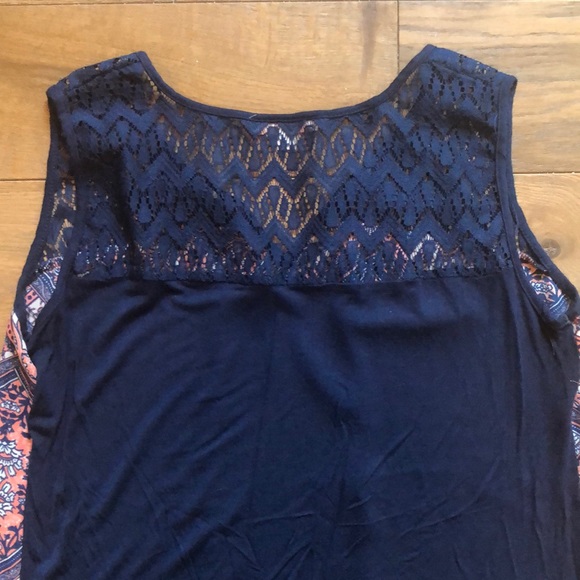 Sleeveless Blouse - Picture 4 of 4